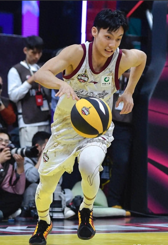 包含赛前全明星赛传出新动向，广东宏远造点机会，管理层表态——赛场秩序良好，资深球员宣示担当的词条-九游下载安装